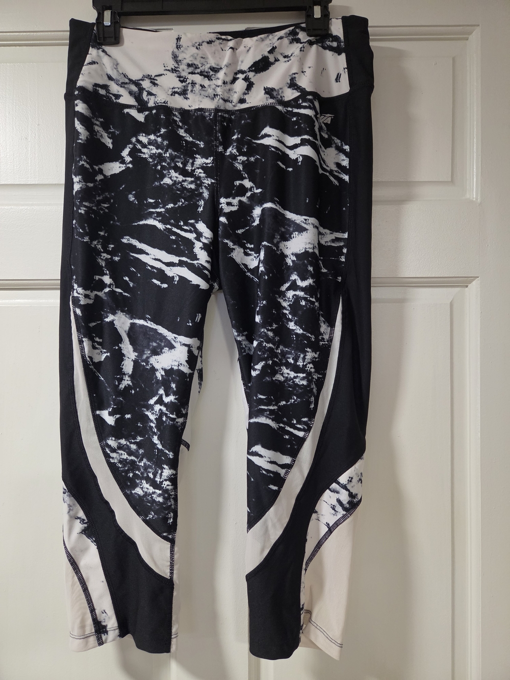 Women's Black & White Printed Capris Performance Leggings